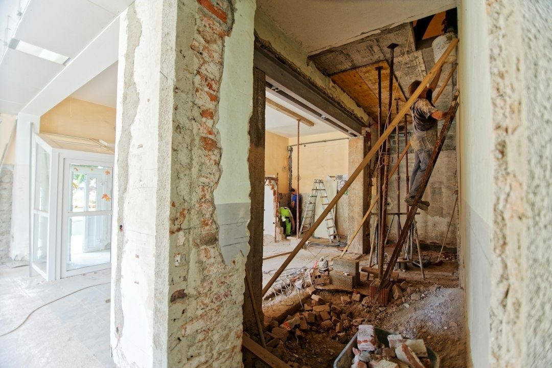 Pågående husrenovering med rivna väggar och byggstöttor